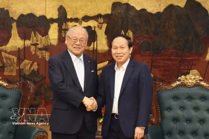 El viceprimer ministro Le Tien Chau (derecha) recibe a Takebe Tsutomu, asesor especial de la Alianza de Amistad Parlamentaria Japón-Vietnam. (Foto: VNA)