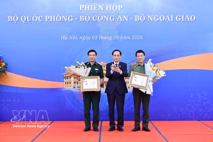 El ministro de Relaciones Exteriores, Le Hoai Trung, entrega las medallas conmemorativas a la causa de la diplomacia vietnamita al viceprimer ministro y ministro de Defensa, general Phan Van Giang, y al ministro de Seguridad Pública, general Luong Tam Quang. (Foto: VNA)