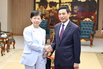 El viceprimer ministro vietnamita Phan Van Giang recibe a la subsecretaria general de la ONU para Asuntos de Desarme, Izumi Nakamitsu. (Foto: VNA)