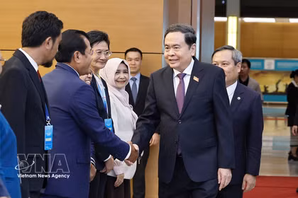 El presidente de la Asamblea Nacional de Vietnam, Tran Thanh Man, saluda a los delegados. (Foto: VNA)