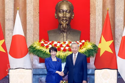 El secretario general del Partido Comunista de Vietnam y presidente del Estado, To Lam, recibe a la primera ministra de Japón y presidenta del Partido Liberal Democrático, Takaichi Sanae. (Foto: VNA)