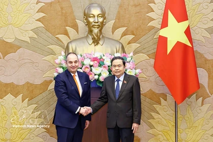 El presidente de la Asamblea Nacional de Vietnam, Tran Thanh Man (derecha), recibe al primer vicepresidente del Parlamento Helénico, Ioannis Plakiotakis (Foto: VNA)