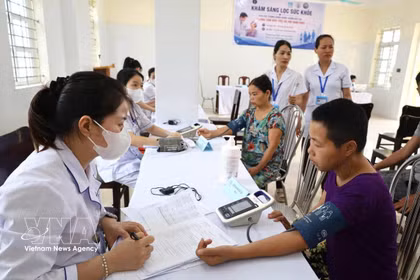Un programa gratuito de chequeos y exámenes médicos se implementa en la comuna Xuan Truong, provincia de Ninh Binh. (Foto: VNA)