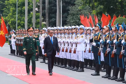 El viceprimer ministro y titular de Defensa de Vietnam, general Phan Van Giang, y el ministro de Defensa de Malasia, Dato’ Seri Mohamed Khaled bin Nordin, pasan revista a la guardia de honor. (Foto: VNA)