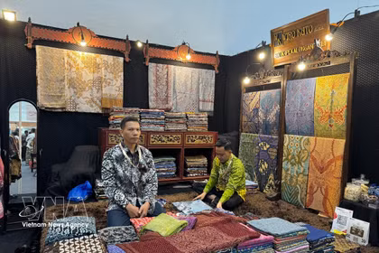 La tela batik pintada a mano es un producto muy valioso y creativo en el sector de la moda de Indonesia. (Foto: VNA)