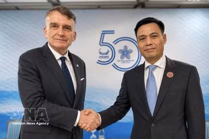 El viceministro vietnamita de Relaciones Exteriores, Dang Hoang Giang (derecha), se reúne con el comisionado general interino de la UNRWA, Christian Saunders. (Foto: VNA)