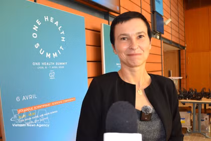 Flavie Goutard, epidemióloga veterinaria del CIRAD, afirma que una característica distintiva del modelo “Una Salud” de Vietnam es su participación inclusiva. (Foto: VNA)