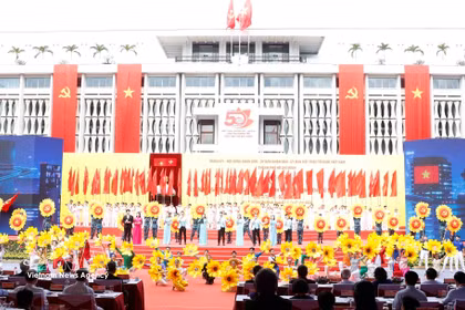 Una representación artística en la ceremonia para conmemorar el 50 aniversario de la designación oficial de la ciudad de Saigón-Gia Dinh en honor al Presidente Ho Chi Minh. (Foto: VNA)