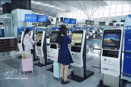 Los pasajeros de los vuelos internacionales de Vietnam Airlines que salen de la Terminal 2 del Aeropuerto Internacional Noi Bai podrán facturar y dejar su equipaje en quioscos de autoservicio a partir del 20 de julio. (Foto: VNA)