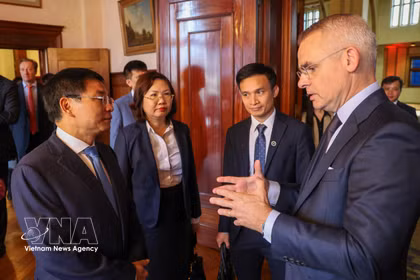 El viceprimer ministro vietnamita Nguyen Van Thang se reúne con René van Vlerken, director ejecutivo de la bolsa neerlandesa Euronext Amsterdam. (Foto: VNA)