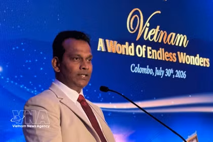 Ruwan Ranasinghe, viceministro de Turismo del Ministerio de Asuntos Exteriores, Empleo en el Extranjero y Turismo de Sri Lanka, interviene en la cita. (Foto: VNA)