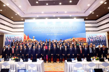 El secretario general del Partido Comunista y presidente de Vietnam, To Lam, y los delegados participantes en la cita. (Foto: VNA)