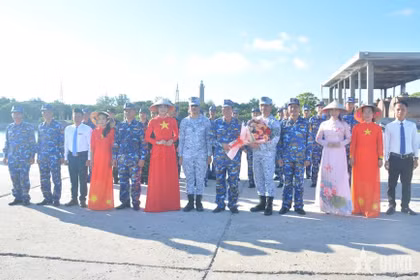El coronel Bui Quang Thuyen, subcomandante de la Región Naval 4, entrega flores a Francisco C. Cacho, subcomandante del Comando Naval Occidental de la Armada de Filipinas. (Foto: qdnd.vn).