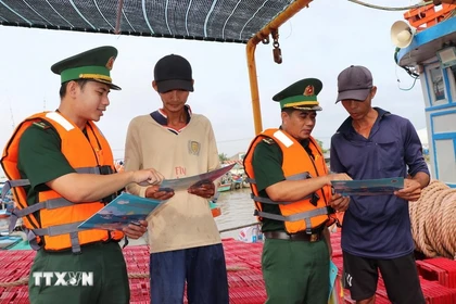 Las autoridades divulgan a los pescadores sobre las normas contra la pesca ilegal (Foto: VNA)
