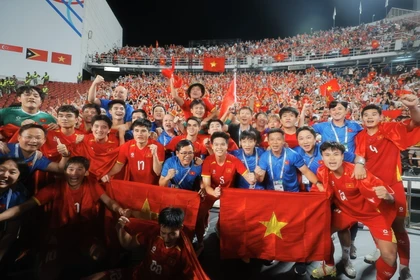 Los jugadores Sub-22 de Vietnam celebran su victoria. (Foto: VNA)