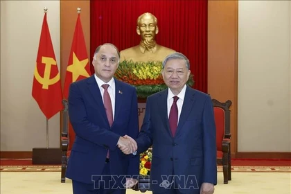 El secretario general del Partido Comunista de Vietnam, To Lam (derecha), recibe al secretario de Estado del Consejo de Seguridad de Bielorrusia, Aleksandr Grigorievich Volfovich. (Foto: VNA)