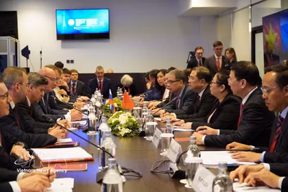 El viceprimer ministro permanente vietnamita, Pham Gia Tuc, se reúne con el viceprimer ministro ruso Dmitry Chernyshenko y representantes de algunas empresas. (Foto: VNA)