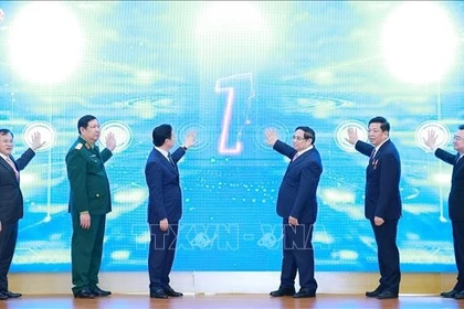 El primer ministro Pham Minh Chinh (tercero desde la derecha) y funcionarios presentan los nuevos sistemas de tecnología de la información del Ministerio de Construcción en la conferencia. (Foto: VNA)