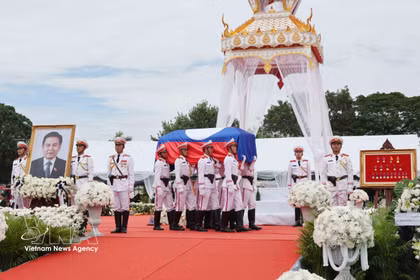 Traslado del féretro de Xaysomphone Phomvihane, miembro del Buró Político del PPRL y presidente de la Asamblea Nacional de Laos, al lugar donde se celebrará el funeral. (Foto: VNA)
