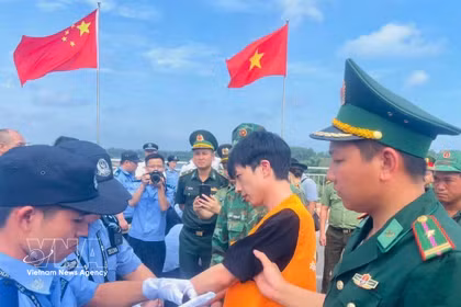 En la entrega de 33 ciudadanos chinos que habían violado la ley vietnamita (Foto: VNA)