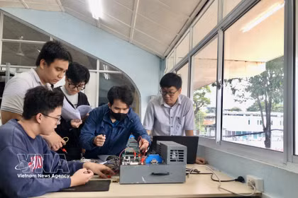 Estudiantes vietnamitas practican la aplicación de tecnologías avanzadas. (Foto: VNA)