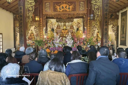 Muchos monjes, seguidores budistas y vietnamitas residentes en Francia participan en la ceremonia de oración por la paz en el monasterio Truc Lam en París. (Foto: VNA)
