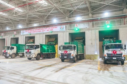 Los primeros camiones de basura entran al incinerador (Fuente: tienphong.vn)