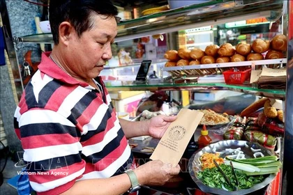 Un puesto de venta de Banh mi en el mercado Tan Dinh, Ciudad Ho Chi Minh (Foto: VNA)