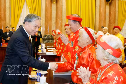 El secretario general del Partido Comunista de Vietnam y presidente del país, To Lam, saluda a los delegados. (Foto: VNA)
