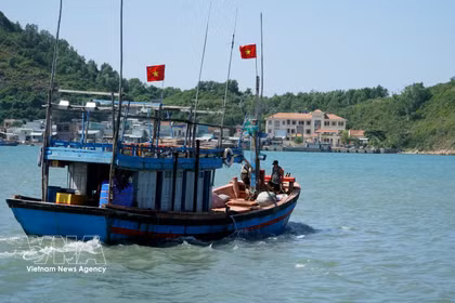 Un barco pesquero fanea en el mar (Foto: VNA)