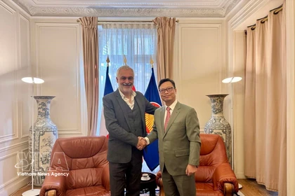 El embajador de Vietnam en París, Trinh Duc Hai, se reúne con Taylan Coskun, miembro del Buró Político del PCF a cargo de las relaciones con Vietnam (Foto: VNA)