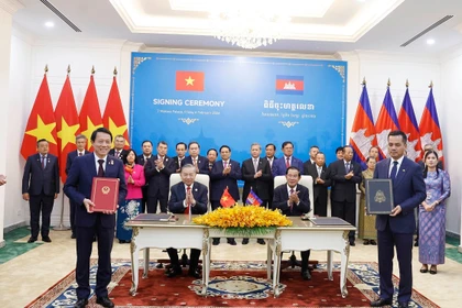 Ceremonia de firma del plan de cooperación entre el Ministerio de Seguridad Pública de Vietnam y el Ministerio del Interior de Camboya (Foto: VNA)