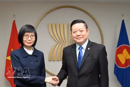 La embajadora Ton Thi Ngoc Huong, representante permanente de Vietnam ante la ASEAN en Yakarta, se reúne con el secretario general de la agrupación, Kao Kim Hourn. (Foto: VNA)