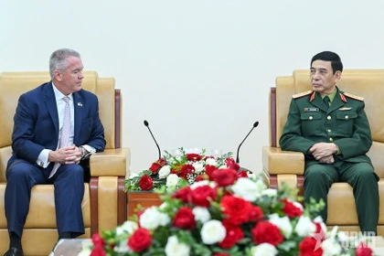 El ministro de Defensa de Vietnam, general Phan Van Giang (derecha), recibe al secretario de Estado adjunto para Asuntos de Asia Oriental y el Pacífico de Estados Unidos, Michael DeSombre (Foto: VNA)