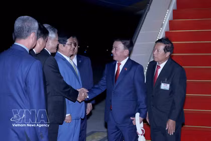 Funcionarios del Partido Popular de Camboya dan la bienvenida al miembro del Buró Político y miembro permanente del Secretariado del Comité Central del Partido Comunista de Vietnam, Tran Cam Tu (Foto: VNA)