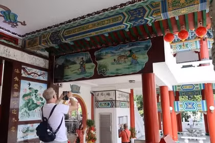 Los visitantes exploran el templo Thean Hou, una de las atracciones culturales y turísticas más populares de Kuala Lumpur. (Foto ilustrativa: VNA)