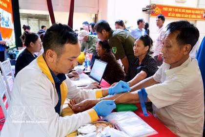 Personal médico recolecta muestras de ADN de familiares de los soldados caídos en la comuna de Yen Lac, provincia de Phu Tho. (Foto: VNA)