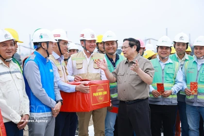 El primer ministro Pham Minh Chinh anima a los trabajadores en las obras del Aeropuerto Internacional de Gia Binh (Foto: VNA)
