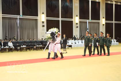 La delegación del Ministerio de Defensa Nacional de Vietnam, encabezada por el viceministro Nguyen Truong Thang, rinde homenaje al presidente de la Asamblea Nacional de Laos, Xaysomphon Phomvihane. (Foto: VNA)