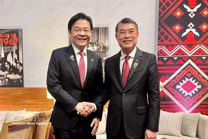 El primer ministro de Vietnam, Le Minh Hung (derecha), se reúne con su homólogo singapurense, Lawrence Wong. (Foto: VNA)
