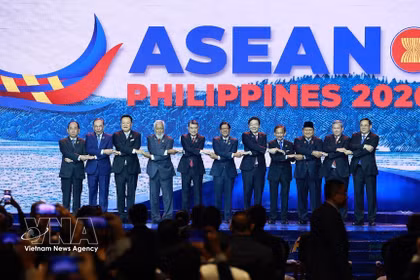 El primer ministro de Vietnam, Le Minh Hung (quinto, por la izquierda), y los jefes de delegación de los países de la ASEAN asisten a la ceremonia de apertura de la 48.ª Cumbre de la ASEAN el 8 de mayo de 2026. (Foto: VNA)