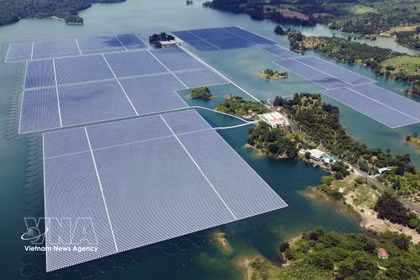 Una central de energía solar flotante sobre el embalse hidroeléctrico de Da Mi. (Foto: VNA)