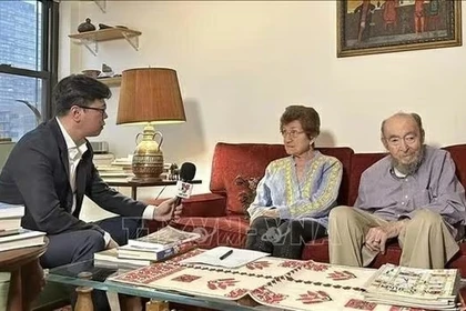 Cora y Peter Weiss en una entrevista con un reportero vietnamita en enero de 2023 (Foto: VNA)