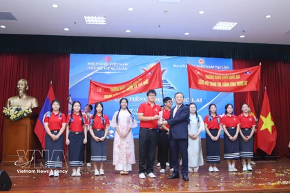 El embajador Nguyen Minh Tam entrega el primer premio al equipo de la Escuela para Estudiantes Talentosos y de Minorías Étnicas de la Universidad Nacional de Laos en el concurso. (Foto: VNA)