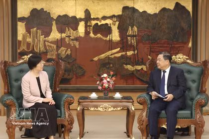El viceprimer ministro permanente de Vietnam, Pham Gia Tuc, conversa con la presidenta del AIIB, Zou Jiayi. (Foto: VNA)