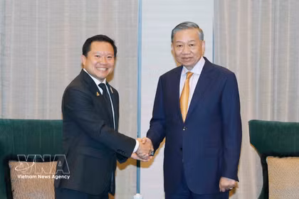 El secretario general del Partido Comunista y presidente de Vietnam, To Lam, recibe a Thapana Sirivadhanabhakdi, presidente ejecutivo del Grupo TCC y director general de la empresa ThaiBev. (Foto: VNA)
