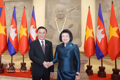 El miembro del Buró Político y miembro permanente del Secretariado del Comité Central del Partido Comunista de Vietnam, Tran Cam Tu, se reúne con la presidenta de la Asamblea Nacional de Camboya, Khuon Sudary. (Foto: VNA)