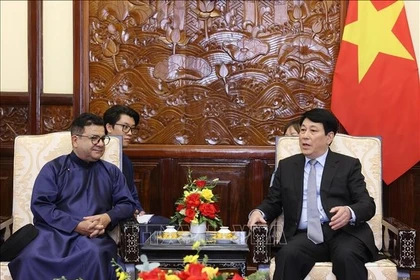 El presidente de Vietnam, Luong Cuong (derecha), conversa con el embajador de Chile, Sergio Narea Guzmán (Foto: VNA)