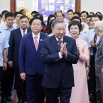 La directora general de la VNA, Vu Viet Trang, da la bienvenida al secretario general del PCV, To Lam, a la ceremonia que conmemora el 80º aniversario de la VNA. (Foto: VNA)