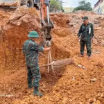 Personal militar traslada la bomba a un lugar designado para su eliminación. (Foto: VNA)